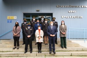 Foto de familia de autoridades y las dos estudiantes que realizarán sus prácticas en el Policía Nacional de Córdoba.