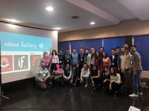 Foto de familia de participantes en la cuarta edición del Programa Ideas Factory