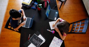 Niños aprendiendo en casa durante el confinamiento.