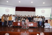 Foto de familia de autoridades académicas, alumnado y personal reconocido en el acto.