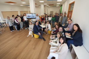 Foto de familia en la nueva aula de innovación metodológica.