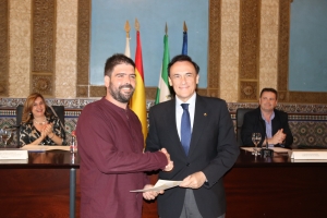 El rector, José Carlos Gómez Villamandos, hace entrega del Premio a Guillermo Palacios