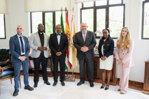 Las delegaciones haitiana y cordobesa durante la reunión.