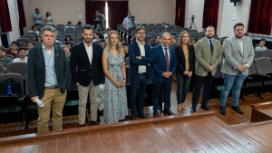 Autoridades académicas y empresas participantes en el foro.