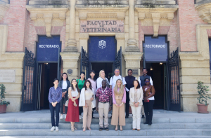 La vicerrectora de Internacionalización, Luna Santos, con los participantes en la Staff Week.