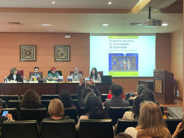 Lleno en la Sala de Grados de la facultad para la presentación del libro.