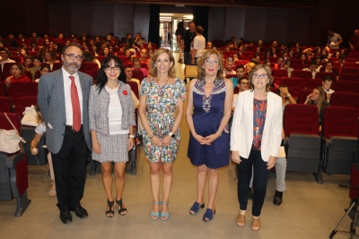 De izquierda a derecha: Pere Marqués, director de la Red SIM-EDU; Antonia Ramírez, directora general de Formación Permanente e Innovación Docente de la UCO; Inmaculada Troncoso, delegada territorial de Educación, Deporte e Igualdad, Políticas Sociales y Conciliación de la Junta de Andalucía en Córdoba; Julieta Mérida, vicerrectora de Posgrado e Innovación Docente de la UCO; y Mª del Mar García, decana de la Facultad de Ciencias de la Educación.