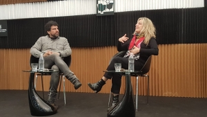 Javier Estévez y Mercedes Ferrer durante la charla