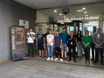 Foto de familia de alumnado y autoridades asistentes a las jornadas.