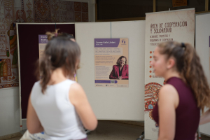 Unas estudiantes visitando la exposición.