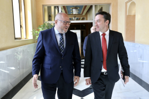 Manuel Torralbo y Ricardo Domínguez, conversan minutos antes de la firma del acuerdo.