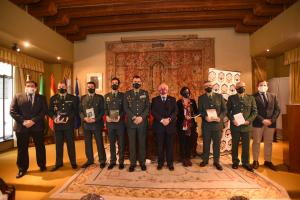 Foto de familia de los autores y las autoridades presentes en el acto.