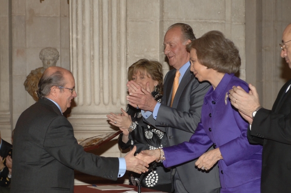 El catedrático de Química Analítica de la Universidad de Córdoba, Miguel Valcárcel, recibe de manos de S.M. el Rey Don Juan Carlos el premio nacional de investigación en Ciencia y Tecnología Químicas &#039;Miguel Moles&#039; en  enero de 2006.