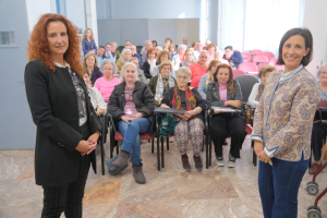 La directora del Centro Intergeneracional, Ana Belén Martínez, junto a la profesora Azahara Toledano en la sede de Priego de Córdoba.