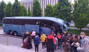 Estudiantes universitarios antes de iniciar su regreso a España. 