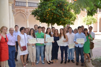 Foto de familia de profesores y alumnos premiados