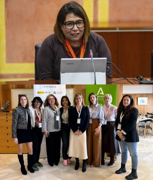 Las investigadoras Lilia Tapia (arriba) y Carmen González (abajo) en los eventos celebrados en el Parlamento de Andalucía